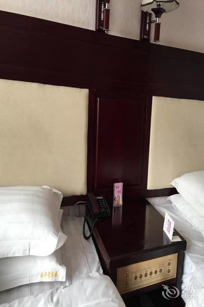Landmark Hotel Kunming Esterno foto